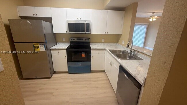 Foto del edificio - 1133 Golden Lakes Blvd