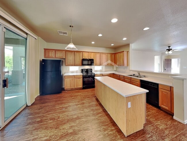 Foto del edificio - 8802 Salvestrin Point Ave