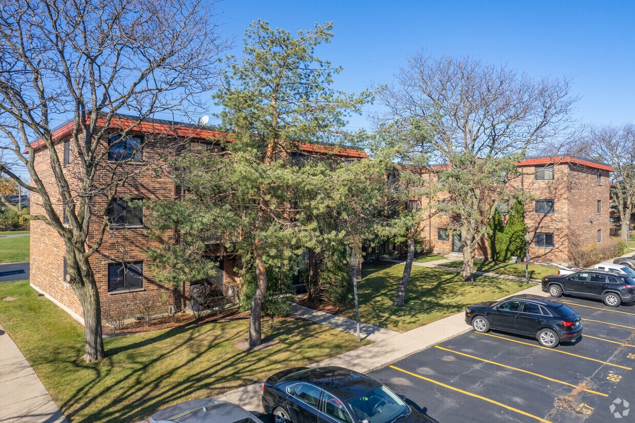 Cinnamon Cove Condominiums Apartments in Mount Prospect, IL
