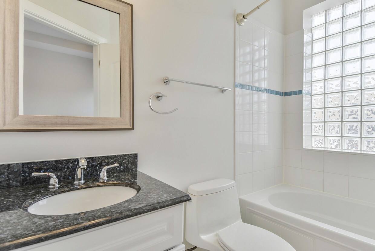 Foto principal - 804 H St NE