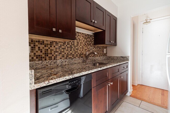 Foto del edificio - 3710 N Pine Grove Ave