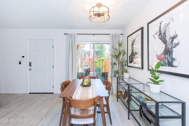Foto del edificio - 720 E North Ln
