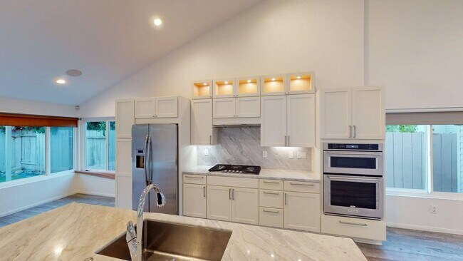 Building Photo - Spacious and beautifully updated 4 bedroom home available for long or short term lease.