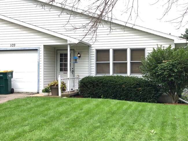 Frente exterior - 109 Woodview Dr