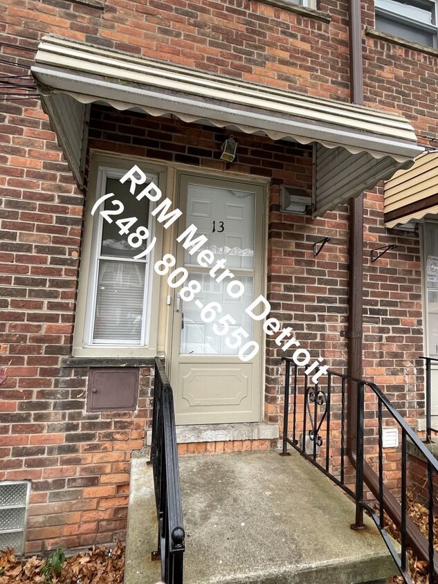 Foto principal - Move in Ready Brick Condo in Dearborn.