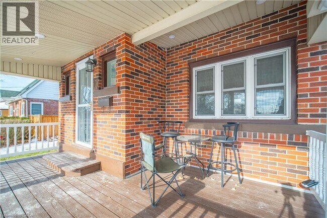 Building Photo - 10 Monroe St