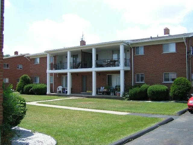 Building Photo - Colonial Manor