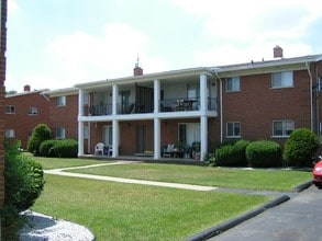 Building Photo - Colonial Manor