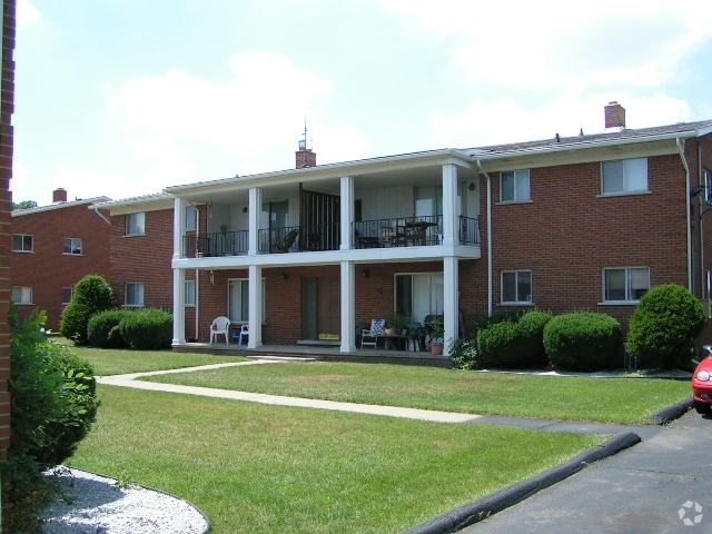 Building Photo - Colonial Manor