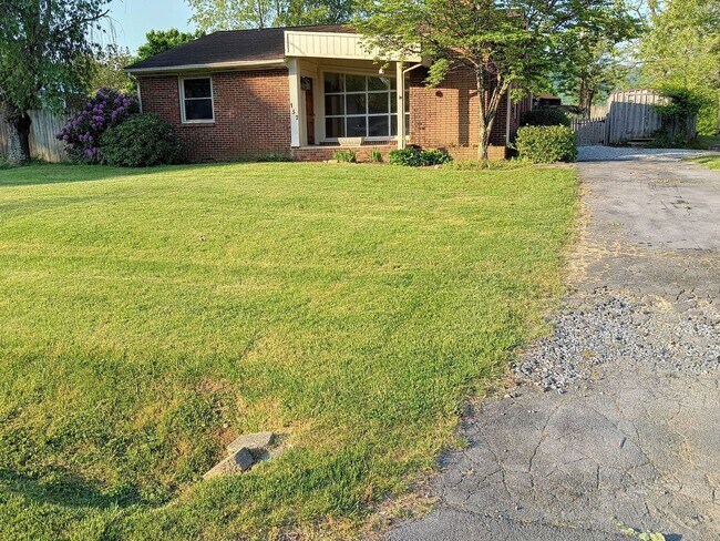 Foto del edificio - 3 Bedroom / 1 Bath Home - Johnson City, TN