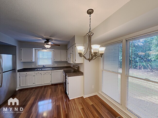Building Photo - 4513 Aviemore Crescent