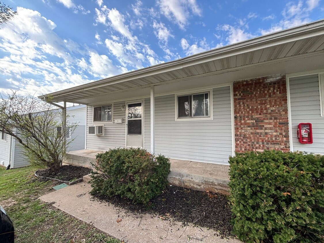 Primary Photo - 1 bedroom 1 bath duplex available now