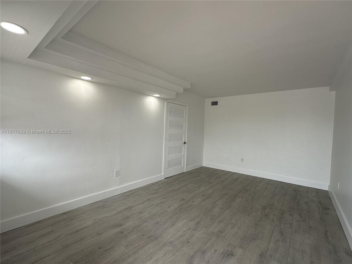 Primary Photo - 525 Meridian Ave