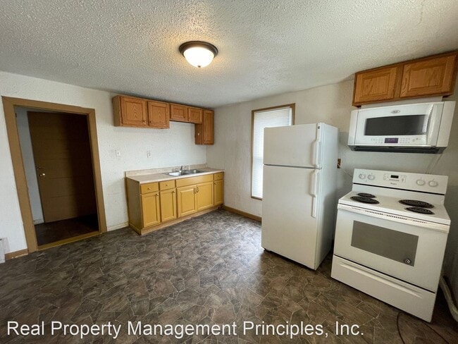 Building Photo - 3 br, 1 bath House - 219 W. Hyde Park Ave