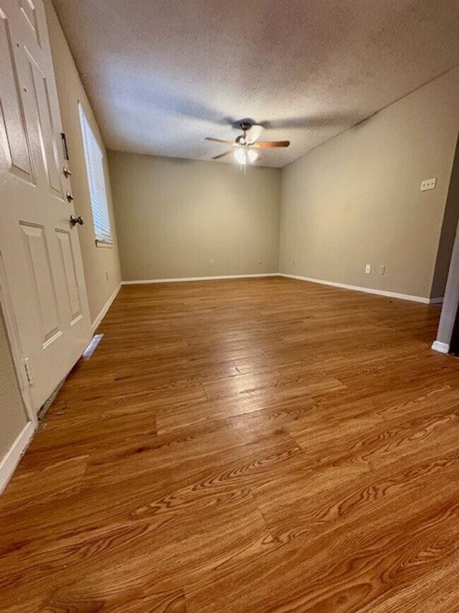 Building Photo - Casa Blanca Condo!