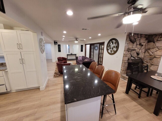 Cocina abierta a la habitación - 335 S California St