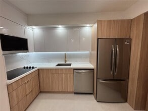 Building Photo - 999 Brickell Bay Dr