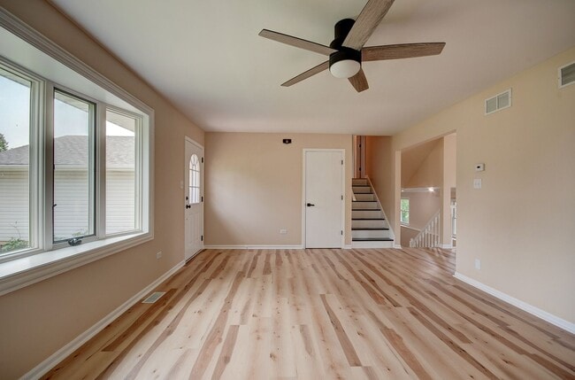 Building Photo - 3 bd 2 ba spacious home Joliet