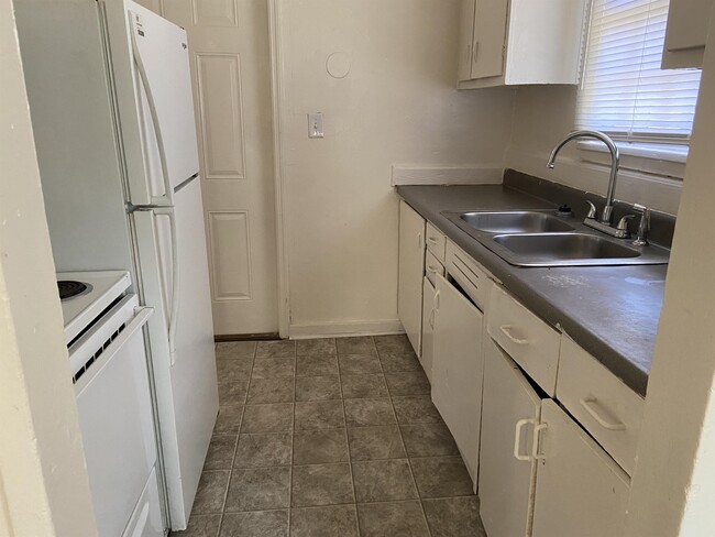 Building Photo - 2402 Knox Dr