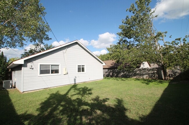 Building Photo - Willowsprings Two Bedroom Cutie!
