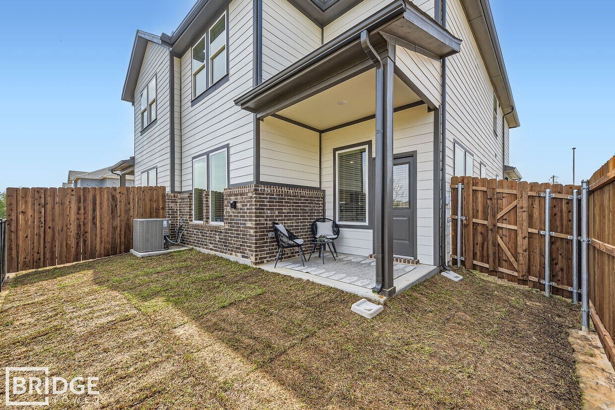 Foto principal - 8109 Sawyer Dr