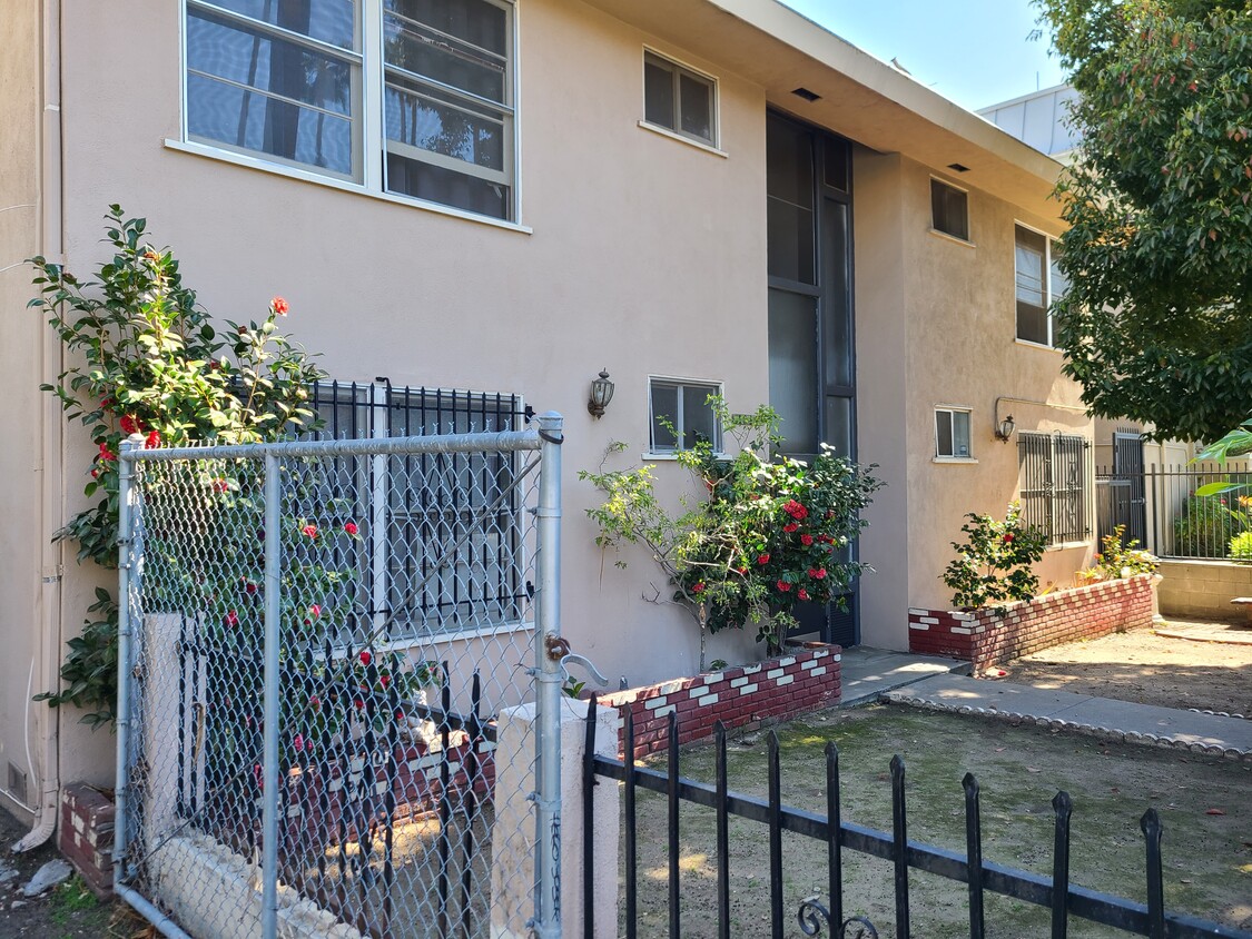 Primary Photo - 1844 N Kingsley Dr