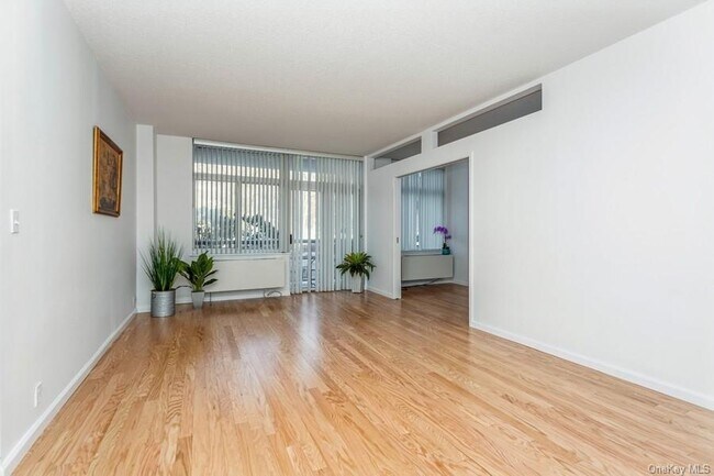 Building Photo - 35 N Chatsworth Ave