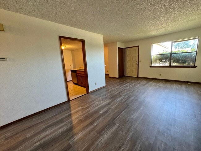Building Photo - 3 bedroom 2 full bathroom Duplex home in B...