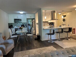 Building Photo - 200 Grand Cove Way