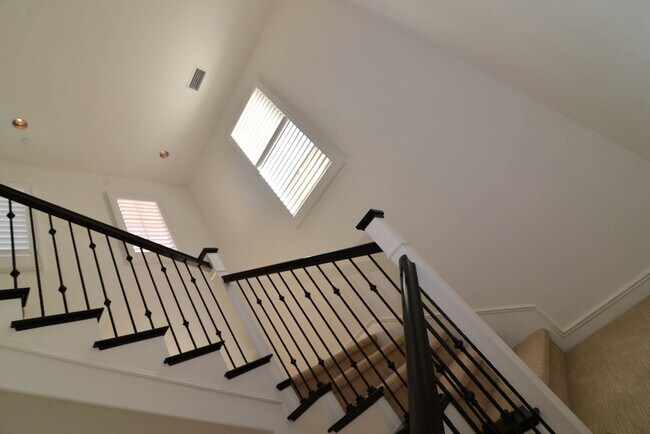 Building Photo - 121 Doverwood