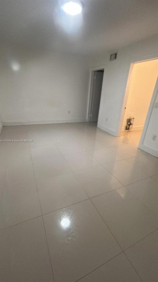 Foto del edificio - 8363 Lake Dr