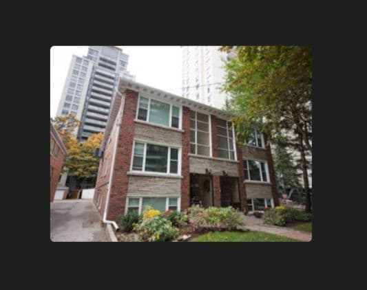 Photo du bâtiment - Large 1 bedroom in High Park close to subway.