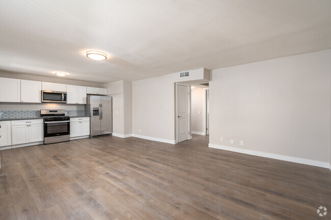 2BR, 2BA - 825SF - Living Room - 1040 S Lake St