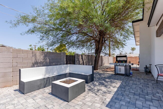 Building Photo - 3043 N 85th Pl