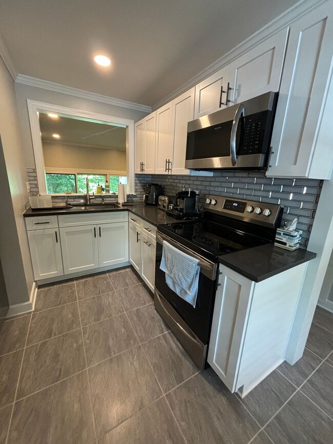 Building Photo - 3 Bedroom Condo!