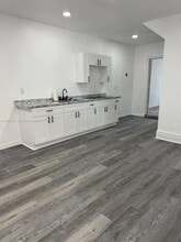 Building Photo - 613 NE 5th St