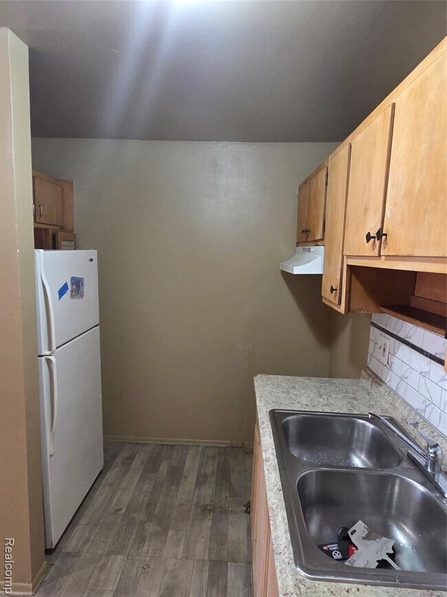 Foto del edificio - 15080 Greenfield Rd