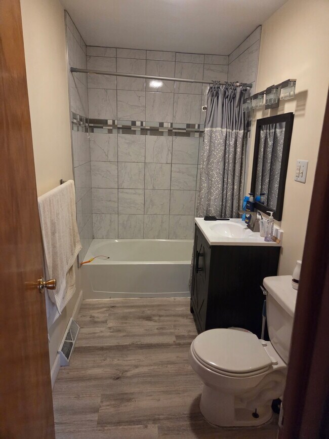 Bathroom - 1502 N Ridgeway Ave
