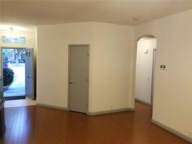 Foto del edificio - 3111 Creekwood Dr