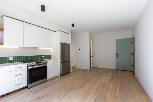 Building Photo - 1700 Oak Ave