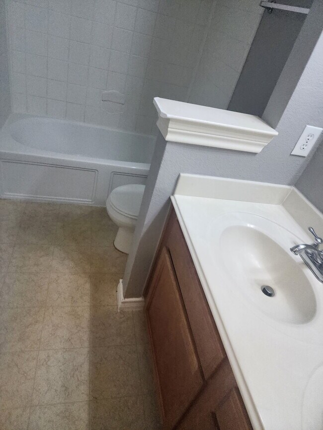 Foto del edificio - 9314 Water Bend Dr