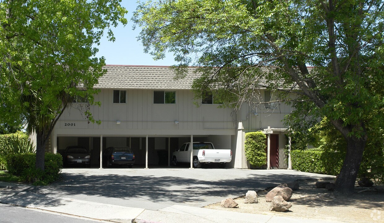 Foto principal - 2001 Sierra Rd