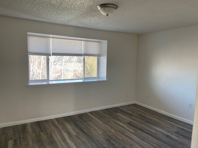 Building Photo - Nice end unit with 2bedrooms/2.5 bathrooms...