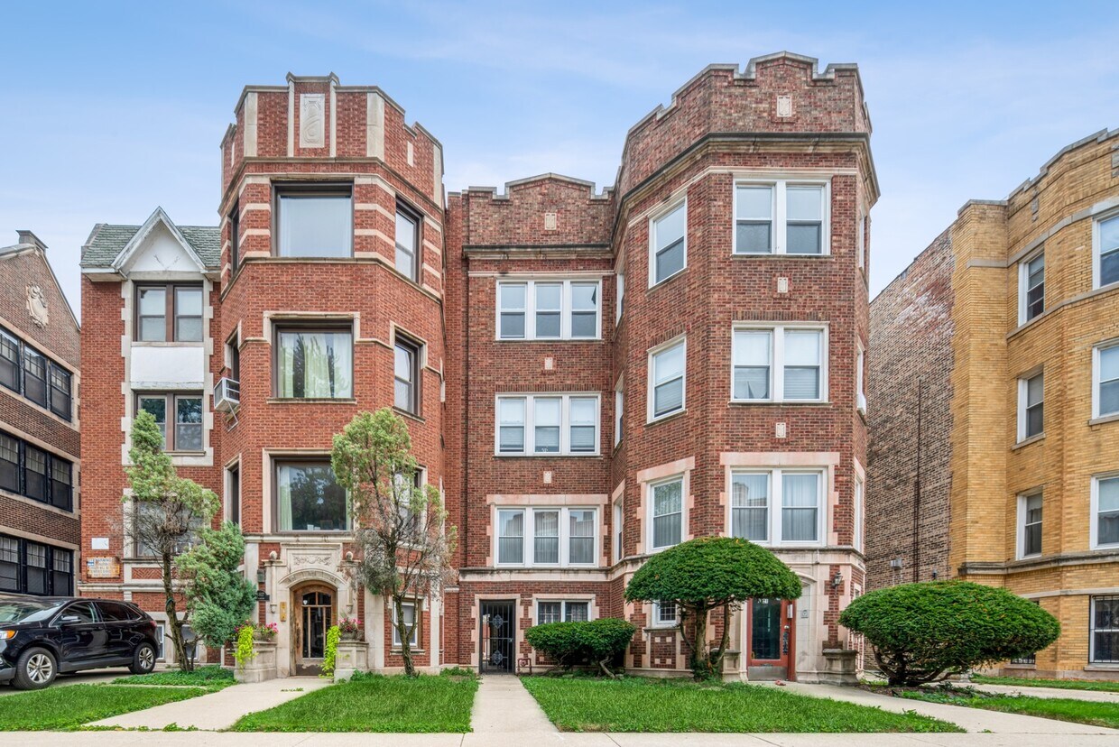 Primary Photo - 6817 S Crandon Ave