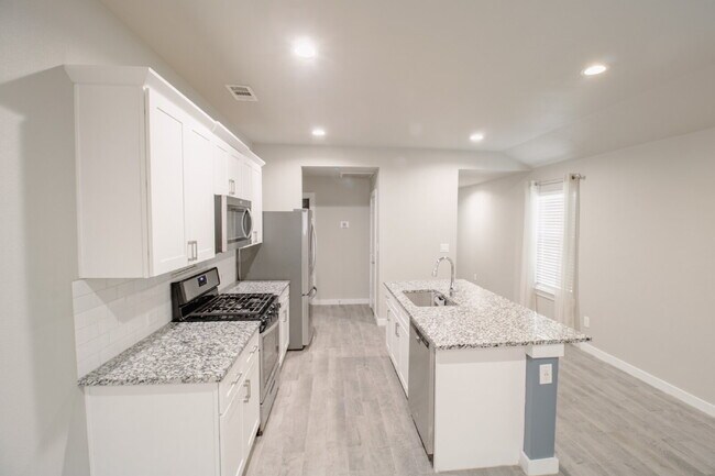 Building Photo - "Charming 3-Bed, 2-Bath Oasis in Lubbock – Spacious 1,489 Sq Ft Haven!"