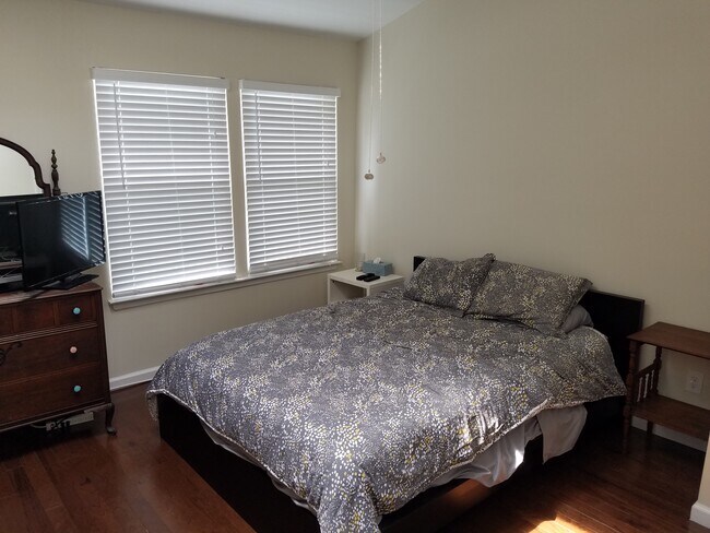 Dormitorio principal con cama de matrimonio y baño privado. - 900 South Paca Street