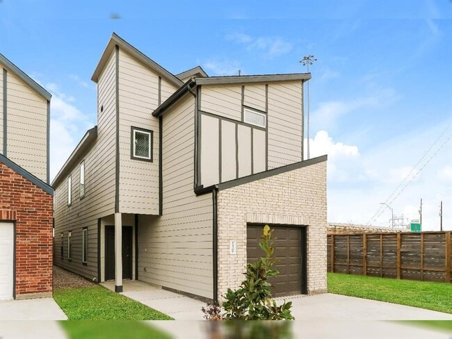 Building Photo - 15200 Estrella Rd E