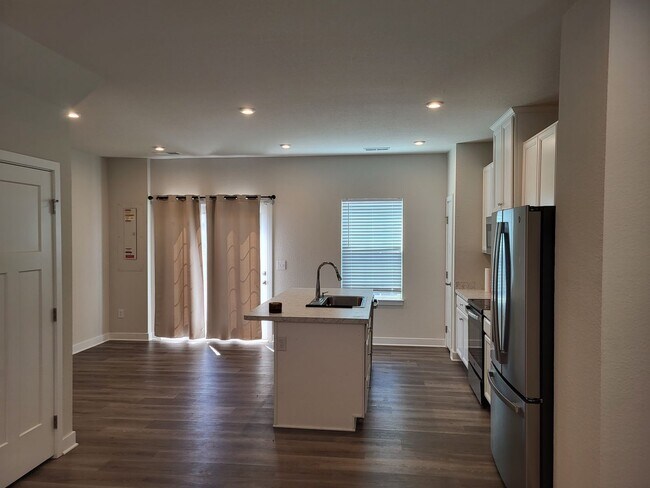 Building Photo - NEW PORT TOWNHOMES