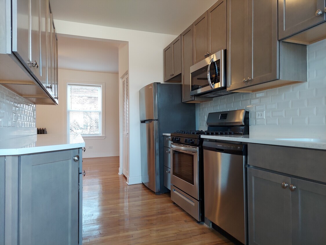 Primary Photo - 2130 W Berteau Ave