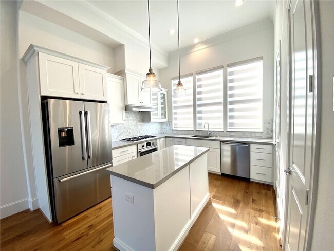 Foto del edificio - 6037 Matthew Oaks Pl